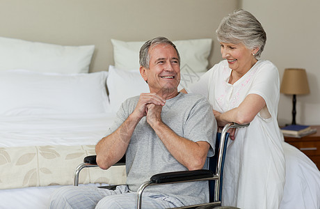睡卧室的成熟夫妇扶手椅座位男人女士丈夫夫妻老年人培育医疗保险妻子图片
