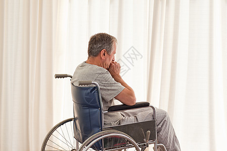 坐在轮椅上深思熟虑的人老年医疗截肢车轮保健帮助椅子退休扶手椅车辆图片