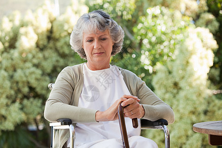 带着手杖的退休妇女生活护理治疗老化疼痛减值疾病药品病人女性图片