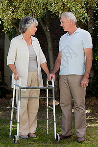 男人和妻子在花园里老年男性祖母公民沉思退休母亲思维丈夫蓝色图片