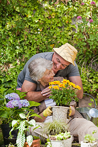 在花园工作年长的夫妇养老金妻子退休夫妻友谊女士座位男性老年祖父图片