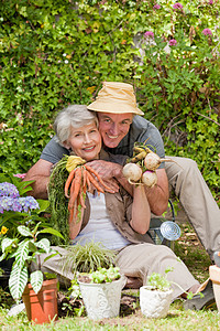 男人在花园里拥抱他的女人友谊椅子老年祖父母女性夫妻养老金妻子相机家具图片