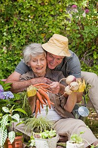 男人在花园里拥抱他的女人祖父母祖父女性男性花园妻子退休祖母相机养老金图片