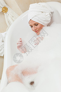 可爱的女人洗个澡 头上戴毛巾身体笑脸女士快乐卫生温泉女孩洗澡女性清洁图片