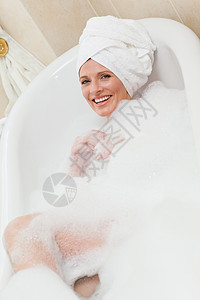 可爱的女人洗个澡 头上戴毛巾女性洗澡气泡女士眼睛卫生泡沫护理笑脸浴缸图片