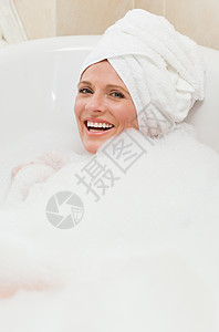 可爱的女人洗个澡 头上戴毛巾笑脸卫生微笑洗澡泡沫气泡温泉身体快乐女士图片