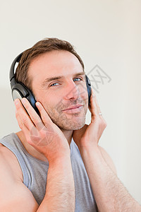 帅哥在听音乐呢男性男朋友团队朋友们团体地面乐趣微笑音乐大学图片