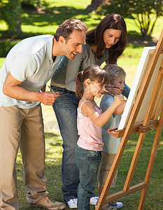 在公园里一起画家庭绘画追求女性女士儿子绿色植物艺术家爱好男人帆布画笔图片
