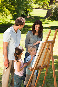 在公园里一起画家庭绘画男性闲暇艺术后院快乐调色板艺术品女性追求男生图片
