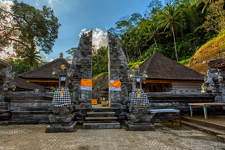 印度尼西亚巴厘岛Guung Kawi附近的印度教寺庙神社仪式冒险建筑学信仰崇拜雕像精神旅游祷告背景图片