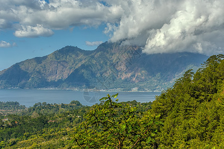 印度尼西亚著名的火山之一巴图尔一号山爬坡生态风景顶峰旅行假期地标蓝色热带天空图片