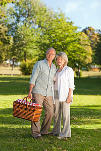 寻找野餐之地的退休情侣祖母金发祖父家庭忠诚女性男性父母友谊生活图片