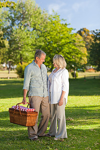 寻找野餐之地的退休情侣友谊快乐老年人智慧妻子夫妻丈夫头发女性金发图片