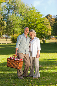 寻找野餐之地的退休情侣公园投标祖母头发老化友谊父母女性老年人生活图片