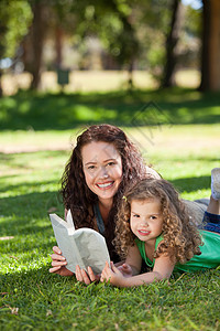 女人和女儿一起看书天空享受白色女性家庭女士喜悦生活蓝色乐趣图片