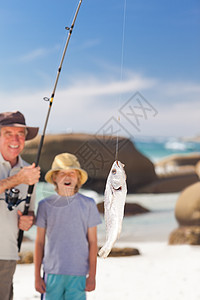 男人和孙子一起钓鱼闲暇海岸乐趣孩子娱乐渔夫男性男生祖父支撑图片