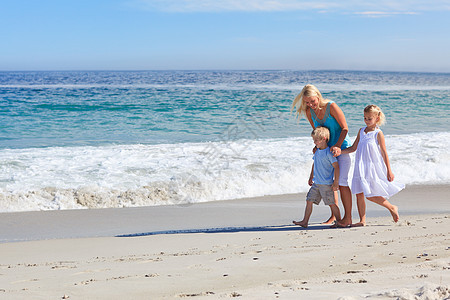 家人在海滩上散步娱乐支撑海岸家庭男性微笑闲暇海滨姐姐女儿图片