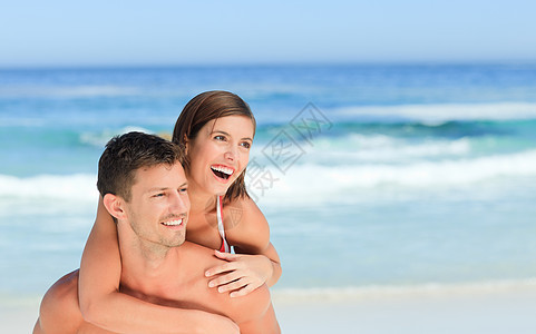 男人在沙滩上娶了个老婆假期海洋女孩海滩女士女性享受小猪幸福妻子图片