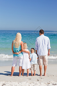 海滩上一家人的肖像天空旅行女儿假期男性母亲支撑女士闲暇男人图片