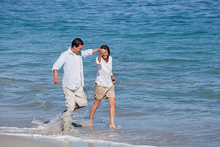 夫妇在海滩上散步天空海滨热带海岸女士海滩支撑男人微笑旅行图片