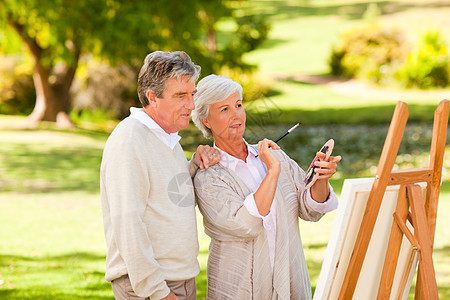 公园里那对退休夫妇的绘画享受艺术家女性画笔画家后院头发艺术调色板艺术品图片
