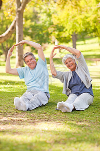 年老夫妇在公园里拉伸展保健女士男人女性微笑农村卫生男性夫妻退休图片