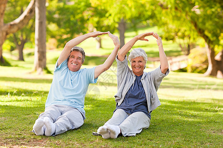 年老夫妇在公园里拉伸展老年女士男性退休男人农村卫生微笑保健女性图片