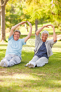 年老夫妇在公园里拉伸展男性夫妻男人退休女性女士老年保健农村卫生图片