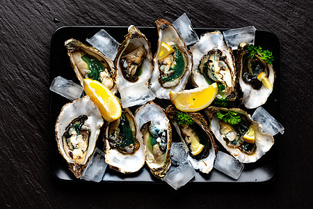 生生开的牡蛎黑色海鲜柠檬生蚝食物石头蛤蜊措施奢华熟食图片