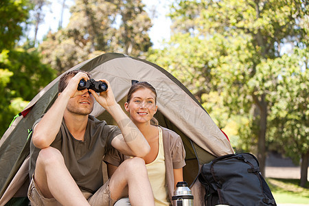 夫妇在公园露营男性夫妻男朋友旅行游客女朋友假期帐篷热水瓶旅游图片