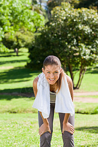 公园里运动的女性火车竞技生活跑步运动员赛跑者身体乐趣慢跑活动图片