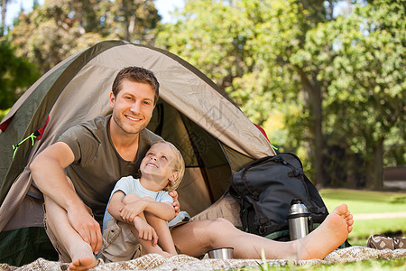父亲和他的儿子在野营中帐篷草原热水瓶家庭男性旅游快乐冒险露营者晴天图片