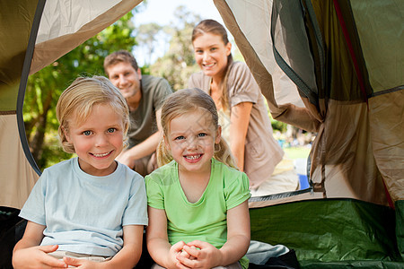 快乐家庭在公园露营望远镜旅行男朋友女士旅游假期背包儿子母亲女朋友图片