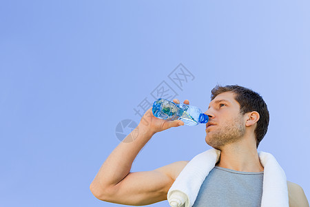 健身后 男人饮用饮用水乐趣生活饮食福利活动运动员公园耐力跑步夫妻图片