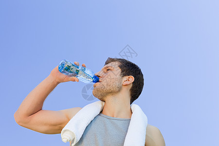 健身后 男人饮用饮用水慢跑竞技赛跑者竞赛生活火车倾斜娱乐饮食运动员图片