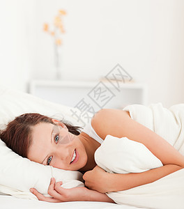 放松的美丽美丽的女人女性沙发长椅红发枕头卧室警报头发快乐房子图片
