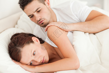 不快乐的一对夫妇白色房间沙发说谎红发枕头房子外表卧室头发图片