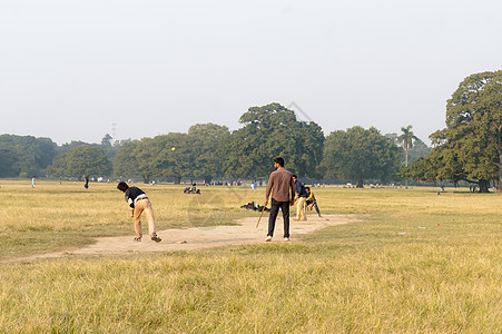 2019 年 5 月 印度亚洲西孟加拉邦加尔各答欢乐之城伊登花园体育场附近的冬季日落傍晚 当地印度男孩在 Maidan 地区玩板图片