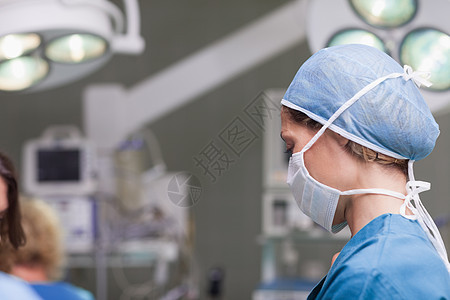 戴面罩的护士手术室设备医院磨砂膏临床医生外科手术助手女性医疗图片