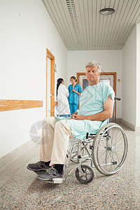男病人坐轮椅图片