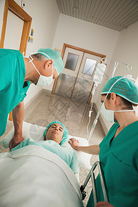 病人睡在医疗床上疾病通道男性女性面具静脉药品外科男人磨砂膏图片