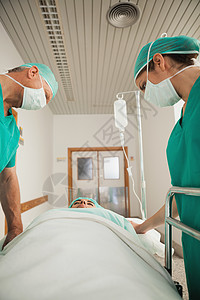 外科医生看着病人睡着图片