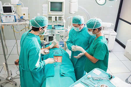 高角度外科医生操作不协调病人的高视角图片