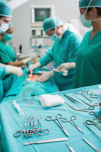 在外科手术期间在外科手术托盘上展示外科工具图片