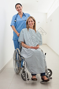 护士和坐轮椅的病人快乐图片