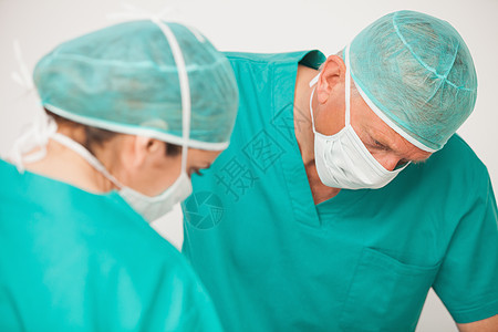 两个外科医生看不起病人图片