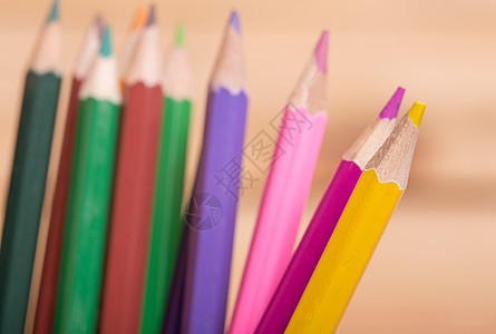 彩色铅笔爱好成套刨花桌子棕色木头艺术调色板蜡笔团体图片