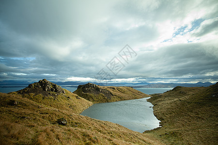 靠近英国苏格兰斯凯牧草之老爷湖图片