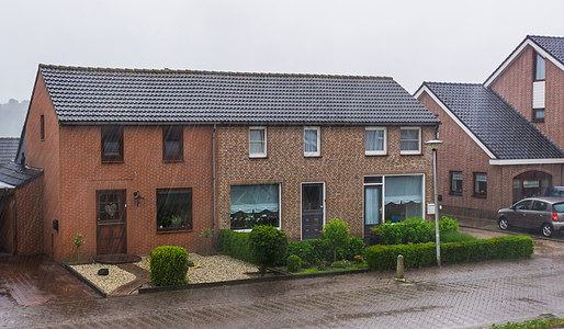 荷兰小村庄 Rucphen 雨天的村屋图片