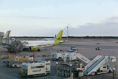 正在巴塞罗那机场准备的航空和空平飞机图片